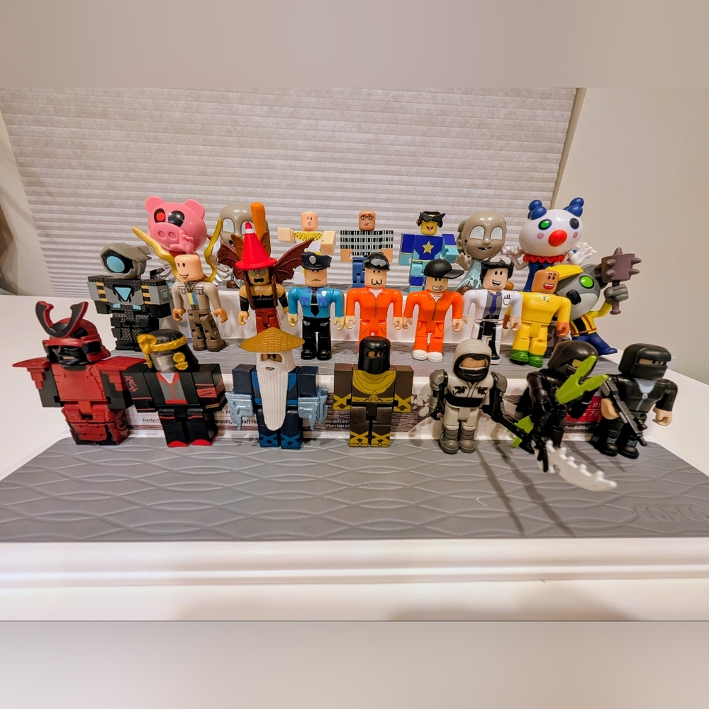 Ultimate Roblox Collection - 20+ Rare Figures & Mystery Series! - Picture 3 of 6